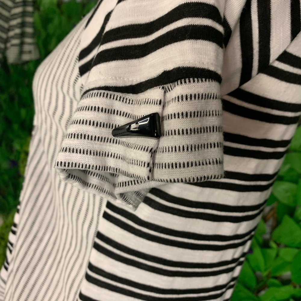 Onque Casuals Women’s M Black White Striped Button Accent Top - Picture 6 of 10